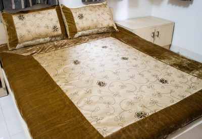 4% OFF on Rossworld Velvet Double Bed Cover