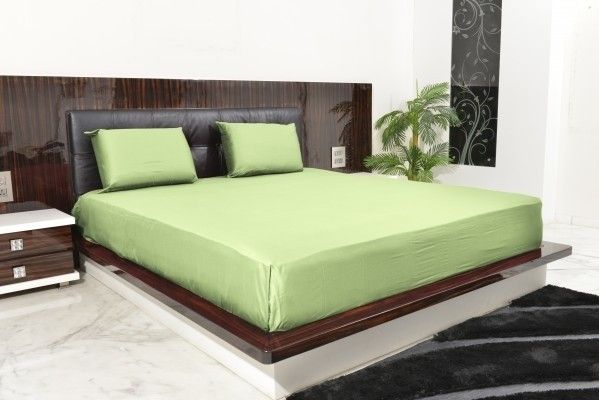 41% OFF on Hothaat Cotton Solid Queen Fitted Bedsheet