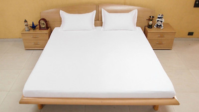 10% OFF on Bombay Dyeing Cotton Solid Double Bedsheet 1 Double Bedsheet, 2 Pillow Covers, White