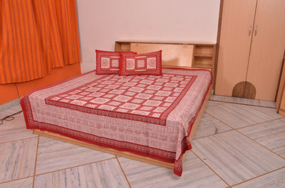 60% OFF on Bedsheet Bazaar Cotton Floral Queen sized Double Bedsheet