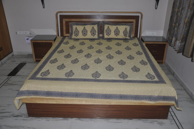 50% OFF on Lal Haveli Cotton Abstract Double Bedsheet