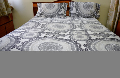 31% OFF on N Squaretex Cotton Geometric Double Bedsheet