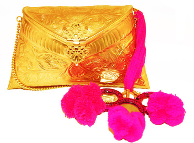 10% OFF on Ruhmet Embossed Gold with Pink Mirror Detail Tassels Women Casual, Party, Wedding Gold Metal Clutch