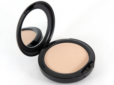 31% OFF on Mac Studio Fix Powder Plus Foundation Compact - 15 g NC30