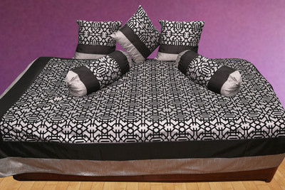 33% OFF on Zaffres Polyester Geometric Diwan Set