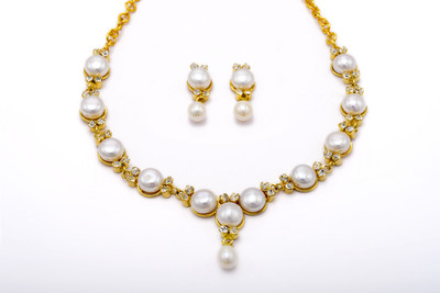 24% OFF on Pearls Cart Mother of Pearl Jewel Set White 24% OFF on Pearls Cart Mother of Pearl Jewel Set White