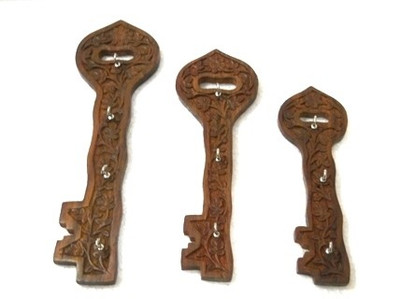 18% OFF on Pindia 3 Pcs Hanger Chabi Set Wall Gift House Home Kitchen Antique Wooden Key Holder