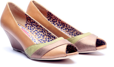 55% OFF on Bello Pede Donna Camel Wedges