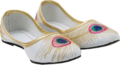 72% OFF on Ridhi Sidhi White Mojaris