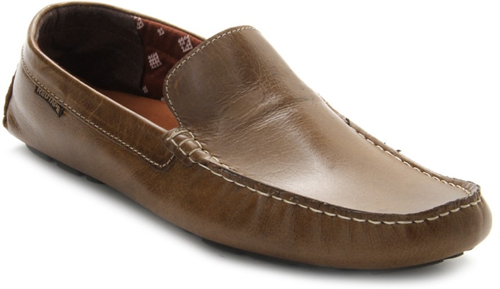 You need screw and something heavy, so it will not move when you will pull the shoe. I know many shoemakers with their own solutions and tools for this and
