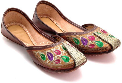 60% OFF on Ridhi Sidhi Golden Embroidered Mojaris